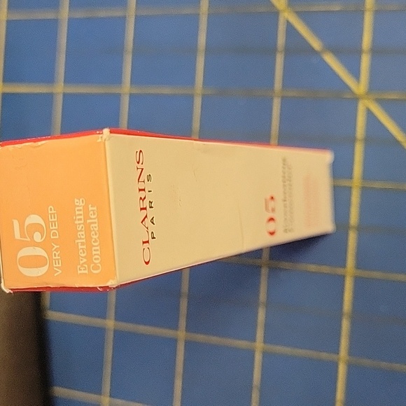 Clarins Everlasting Concealer - 05 Very Deep 12ml New In Box - Picture 3 of 3